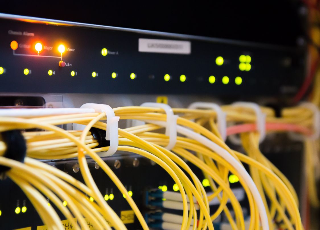 Najlepsze praktyki zarządzania kablami przy użyciu zacisków i uchwytów kablowych